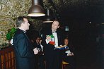 g. Claudio Maria Decolle, predsednik sosedskega kluba Gorizia iz Italije izroča zastavico kluba in zastavo Evropske skupnosti 